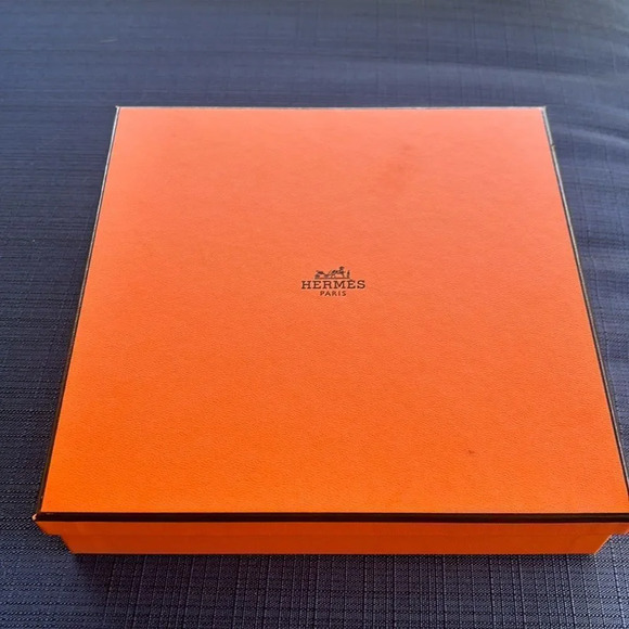Hemes orange belt box. No belt included. I repeat just box no belt - Picture 1 of 10